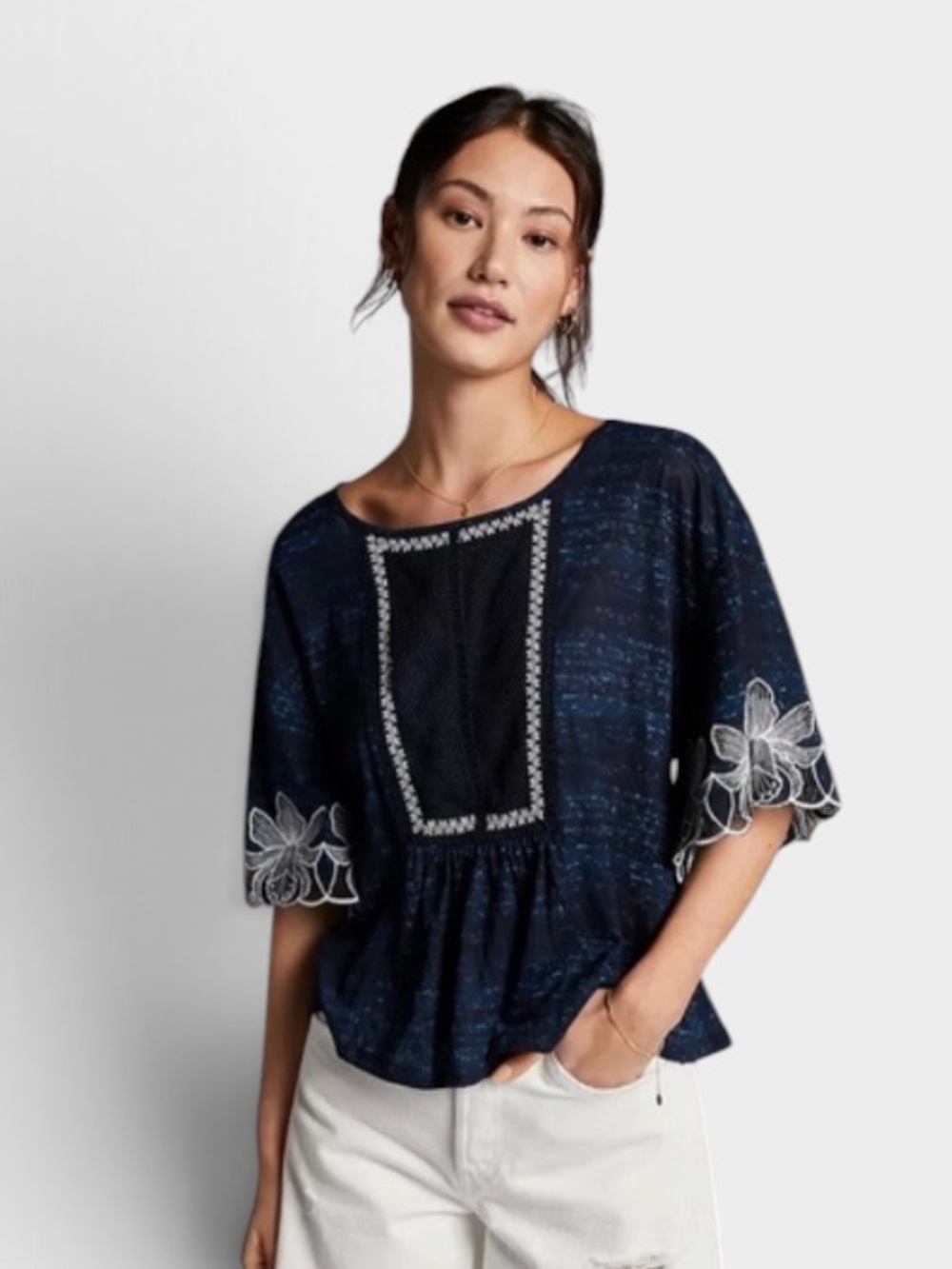 Pilcro by Anthropologie top featuring delicate white orchid embroidery Med